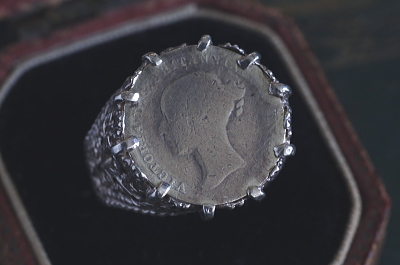 ヴィクトリア女王3ペンス銀貨シルバーリング　イギリス　アンティークストリュフ