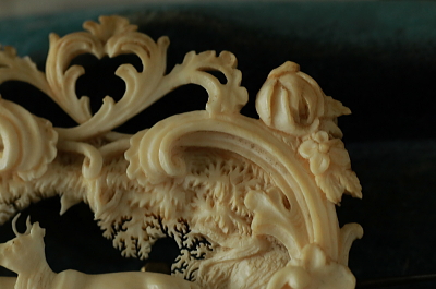 カーブドアイボリーブローチ　象牙　森の鹿　ドイツ　アンティークストリュフ