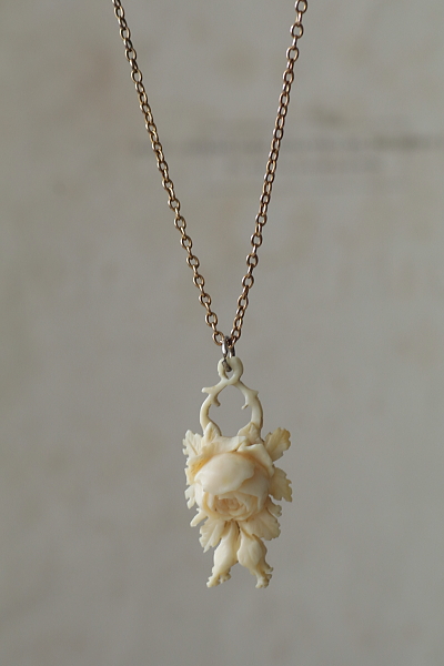 モスローズアイボリーペンダント　カーブドボーンブローチ　ヴィクトリアン　アンティークジュエリー　ヴィンテージアクセサリー　アンティークストリュフ