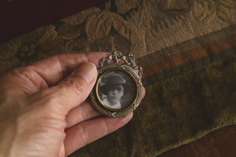 リボン飾りの小さなフォトスタンド　フランス　アンティークストリュフ