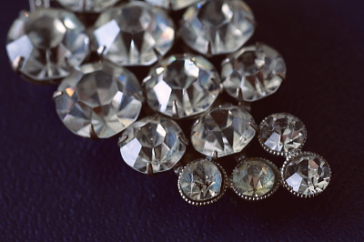 ラインストーン　ブドウドレスクリップ　イギリス　アンティークストリュフ