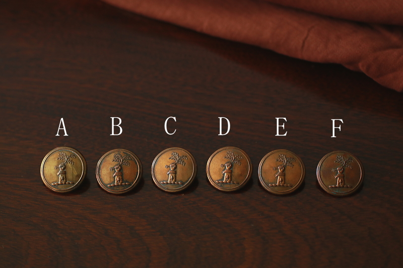 ヴィクトリアンリバリーボタン　苗木を握る手　イギリス　アンティークストリュフ