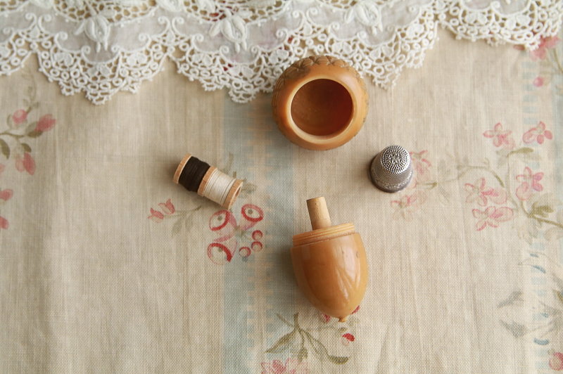 エイコーンのソーイングセット　ベジタブルアイボリー　ヴィクトリアン　イギリス　アンティークストリュフ