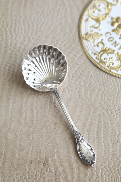 ロココパターンのシュガーシフタースプーン　イギリス　アンティークストリュフ 20250822