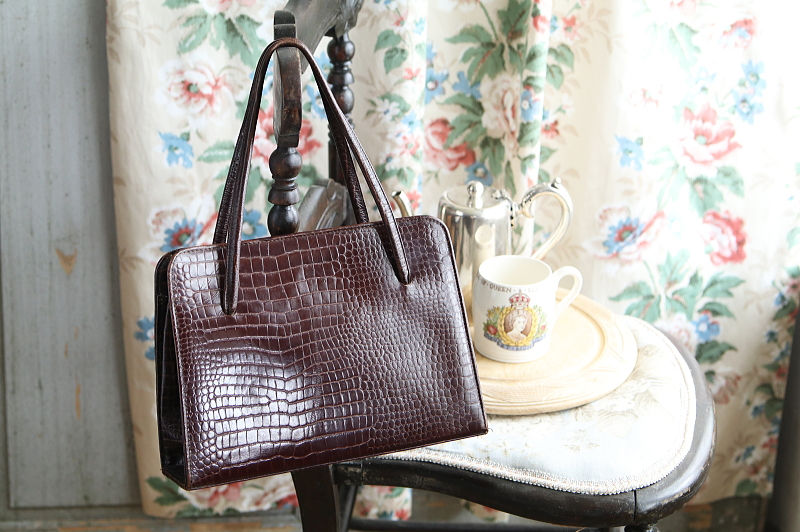 バーガンディレザーのハンドバッグ　イギリス　アンティークストリュフ