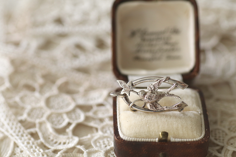 ウィッシュボーンとツバメ　スターリングシルバーブローチ　イギリス　アンティークストリュフ 20250911