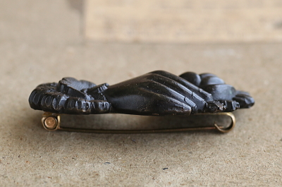 プレスドホーンブローチ　薔薇を持つ手　ヴィクトリアン　イギリス アンティークストリュフ