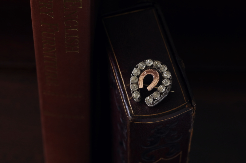 ペースト&ゴールド　ホースシューシルバーブローチ　イギリス アンティークストリュフ