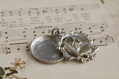 ジャンヌダルク　ロケットペンダント　アンティークジュエリー　ヴィンテージアクセサリー　イギリス　フランス　ヨーロッパ　アンティークストリュフ