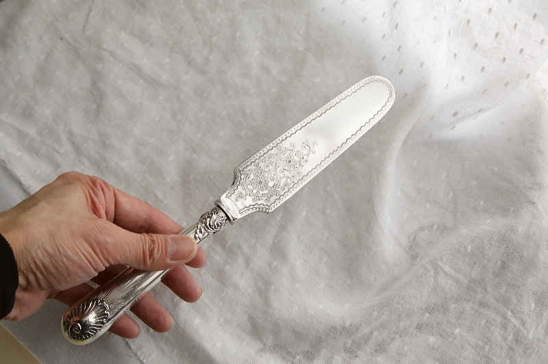 花のエングレーヴィングのケーキサーバー　walker and hall イギリス アンティークストリュフ