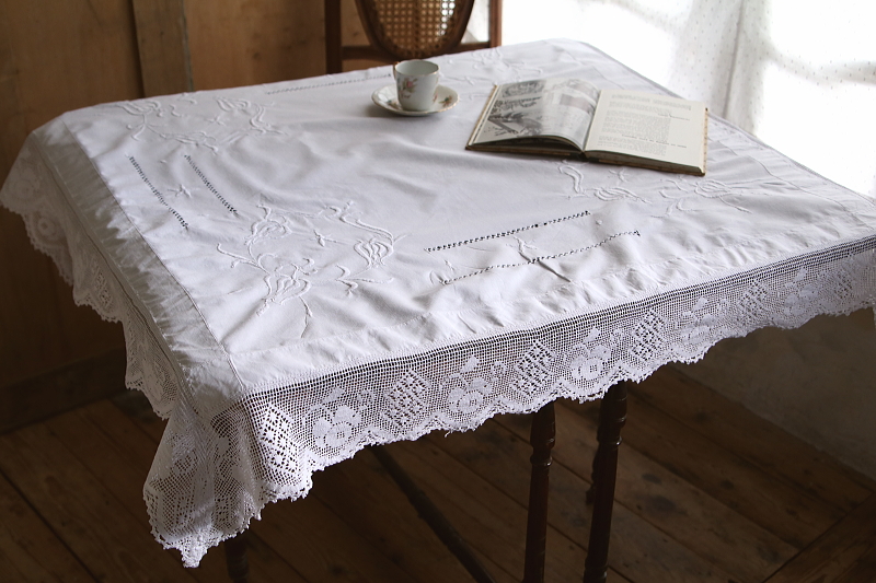 薔薇のクロッシェリネンテーブルクロス　刺繍　イギリス アンティークストリュフ