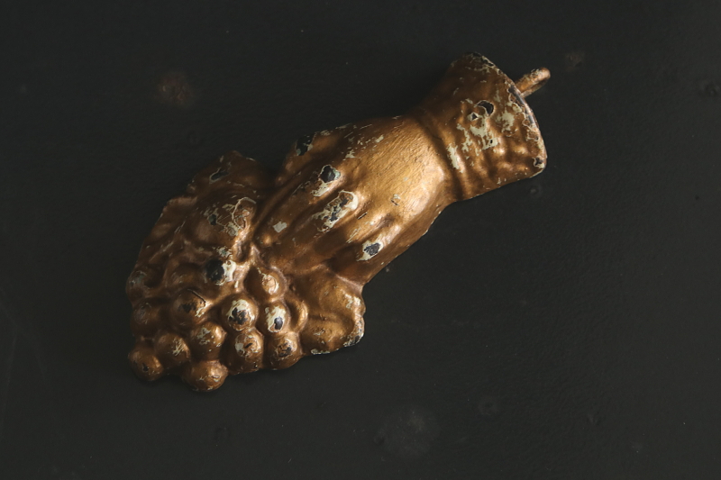 葡萄を持つ手のカーテンウェイト　フランス アンティークストリュフ