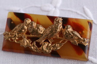小鳥のレリーフのブローチ　べっ甲調　フランス　アンティークストリュフ