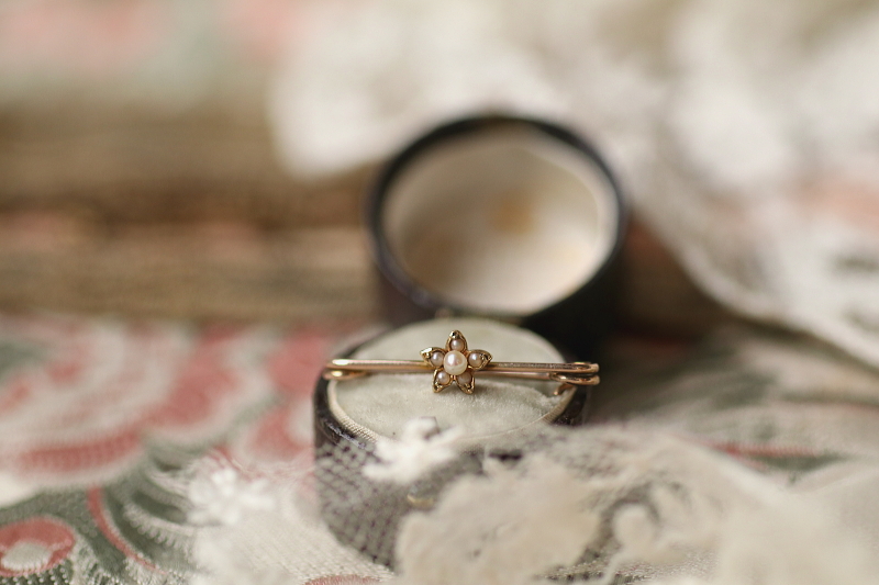 パールの小花のゴールドベビーピン　イギリス　アンティークストリュフ