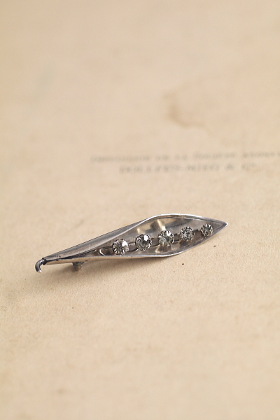 ペーストの鈴蘭シルバーブローチ　イギリス　アンティークストリュフ