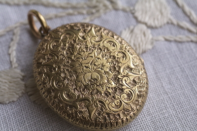 ベルト&バックル　エングレービングロケットペンダント　ヨーロッパ　アンティークストリュフ