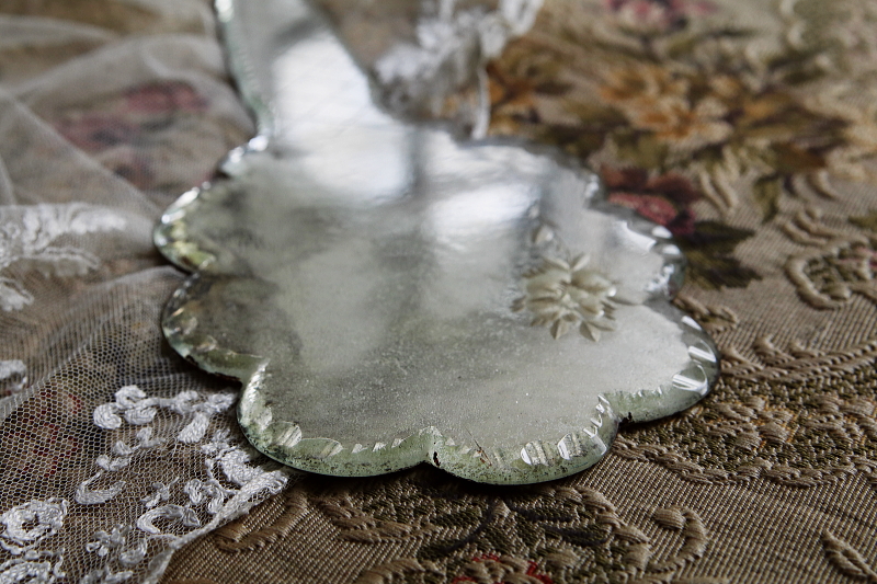 花のカットのハンドミラートレイ　フランス　アンティークストリュフ