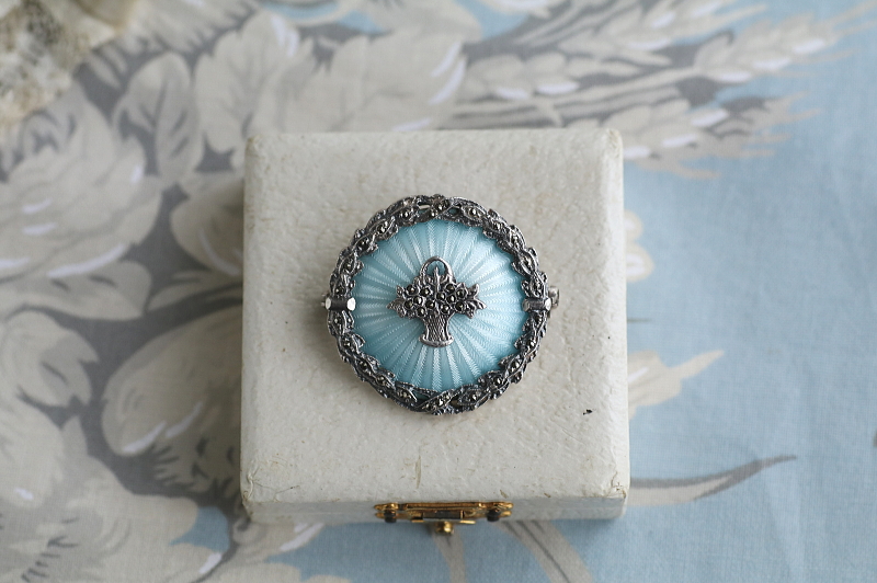 ブルーエナメル花籠のブローチ　ヨーロッパ　アンティークストリュフ