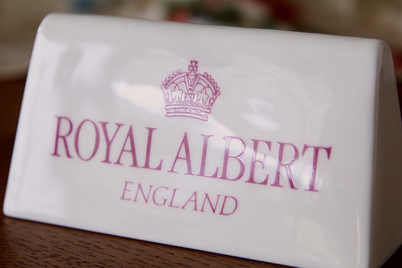 ROYAL ALBERTのショップディスプレーサイン　イギリス　アンティークストリュフ