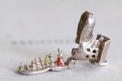 靴の家のシルバーチャーム　ヴィンテージ　イギリス　アンティークストリュフ