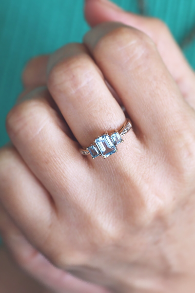 ステップカット　3ブルートパーズリング　イギリス　アンティークストリュフ　 20251218