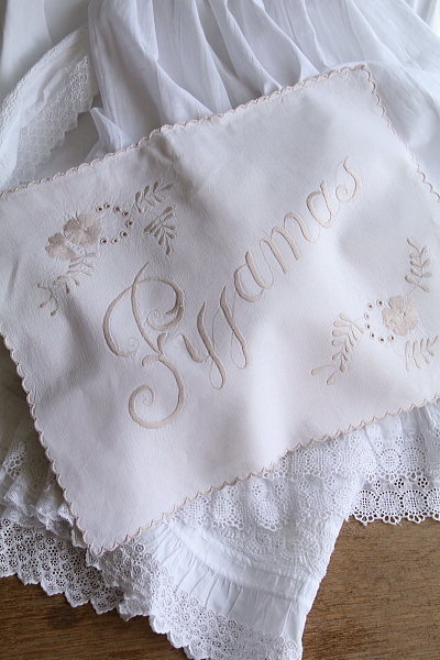 刺繍のリネンパジャマケース　イギリス　アンティークストリュフ 20250715