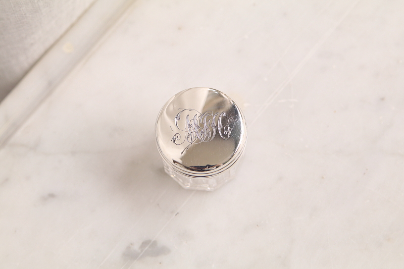 銀蓋の小さなガラスクリームジャースターリングシルバー　ヴィクトリアン　イギリス　アンティークストリュフ