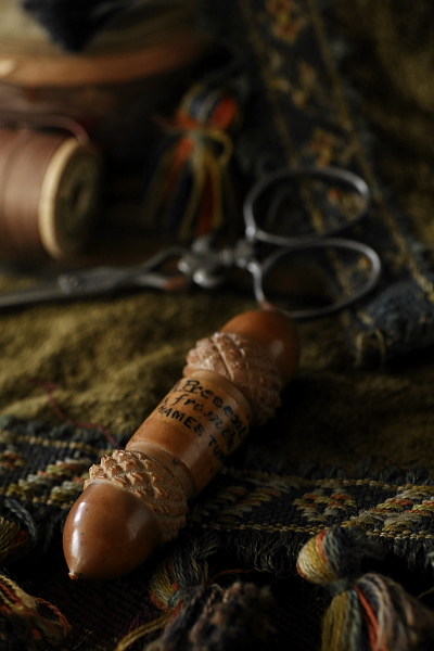 ドングリの木彫ニードルケース　イギリス　ヴィクトリアン　アンティークストリュフ 20250903