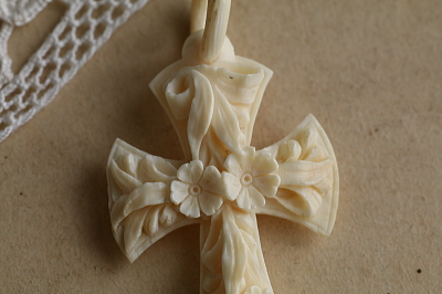 アイボリーフラワークロスペンダント　花十字　フランス アンティークストリュフ