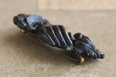 プレスドホーンブローチ　薔薇を持つ手　ヴィクトリアン　イギリス アンティークストリュフ