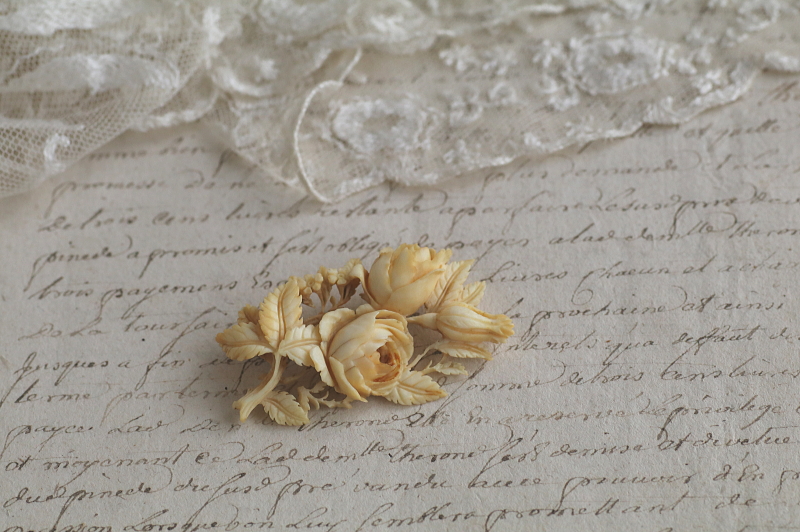 薔薇と勿忘草アイボリーブローチ　象牙　フランス アンティークストリュフ