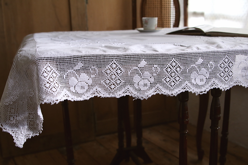薔薇のクロッシェリネンテーブルクロス　刺繍　イギリス アンティークストリュフ