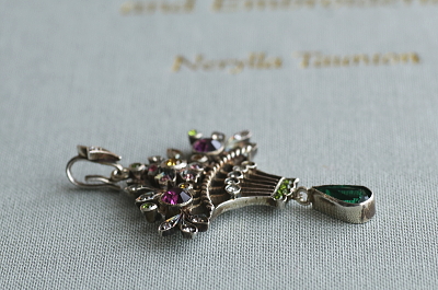 カラーペーストの花籠　シルバーペンダント　ヨーロッパ アンティークストリュフ