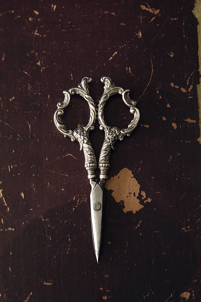 シルバーハンドルの手芸鋏　イギリス　ヴィクトリアン　アンティークストリュフ