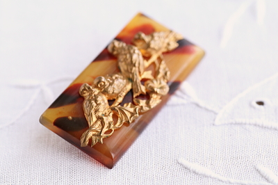 小鳥のレリーフのブローチ　べっ甲調　フランス　アンティークストリュフ