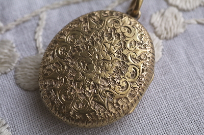 ベルト&バックル　エングレービングロケットペンダント　ヨーロッパ　アンティークストリュフ