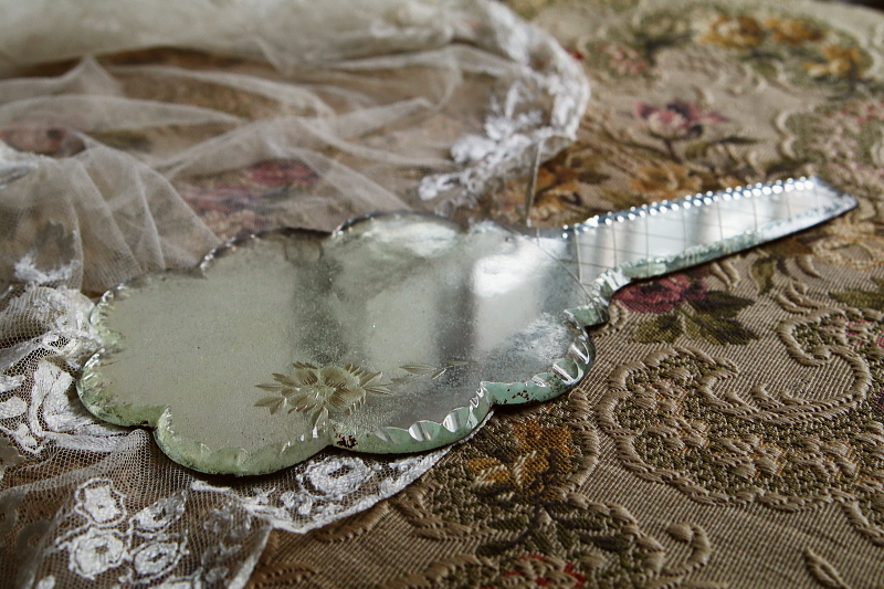 花のカットのハンドミラートレイ　フランス　アンティークストリュフ