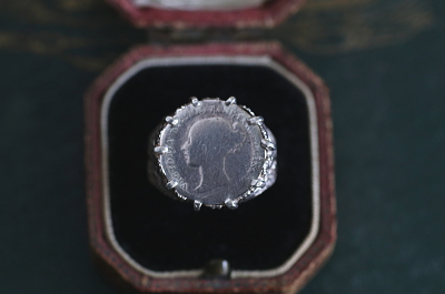 ヴィクトリア女王3ペンス銀貨シルバーリング　イギリス　アンティークストリュフ