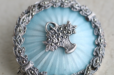 ブルーエナメル花籠のブローチ　ヨーロッパ　アンティークストリュフ