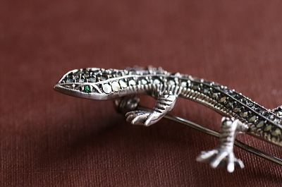 マーカサイトアンドシルバーリザードブローチ　グリーンアイズ　ヨーロッパ　アンティークストリュフ