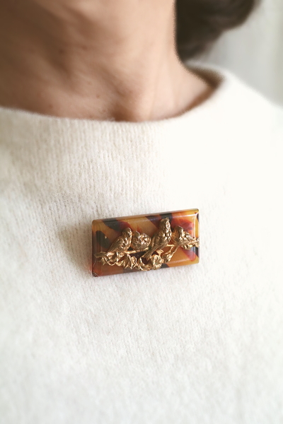 小鳥のレリーフのブローチ　べっ甲調　フランス　アンティークストリュフ