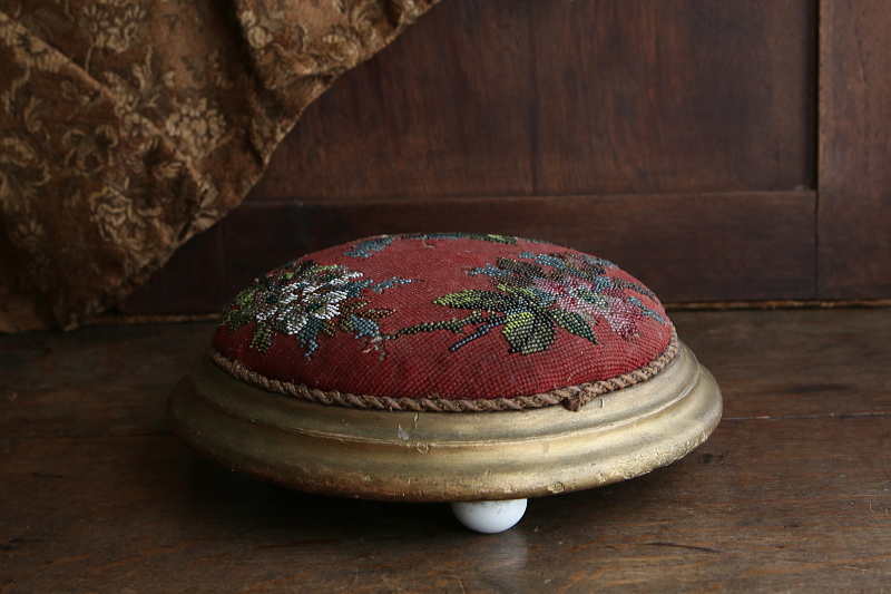 ビーズワークと刺繍のオットマン　ヴィクトリアン　イギリス　アンティークストリュフ