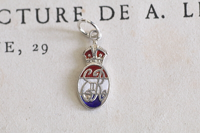 紋章のエナメルシルバーチャーム　イギリス　アンティークストリュフ