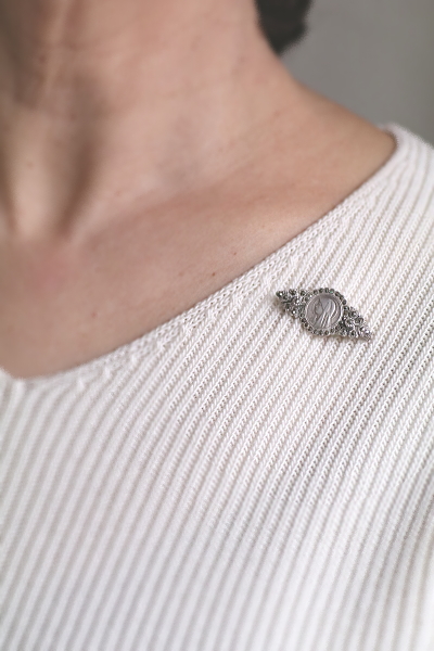 マリア様のシルバーマーカサイトブローチ　フランス　アンティークストリュフ