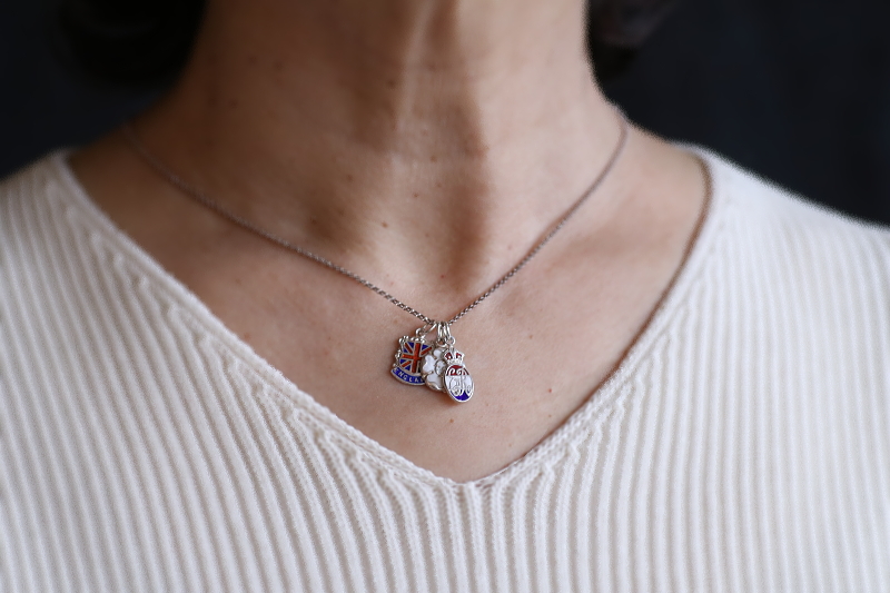 紋章のエナメルシルバーチャーム　イギリス　アンティークストリュフ