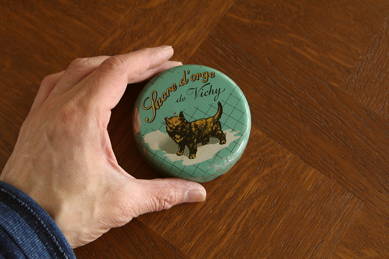 猫のキャンディー缶　Vichy　au petit chat フランス　アンティークストリュフ