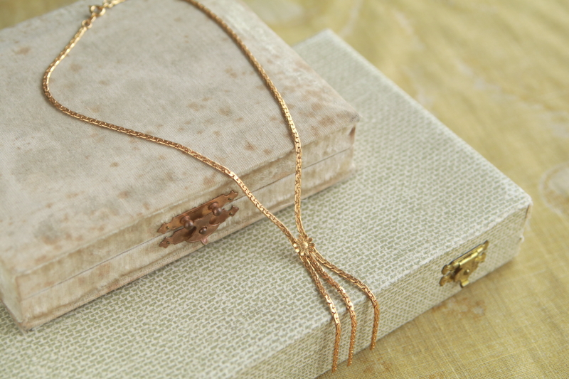 デイジーのゴールドカラーネックレス　イギリス　アンティークストリュフ