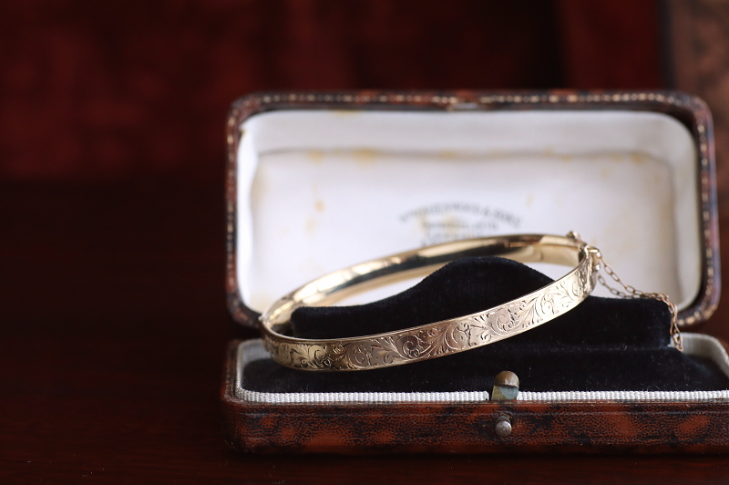 アラベスクのエングレービングブレスレット　バングル　ゴールドプレート　イギリス　アンティークストリュフ