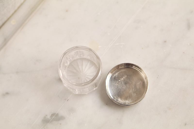 銀蓋の小さなガラスクリームジャースターリングシルバー　ヴィクトリアン　イギリス　アンティークストリュフ