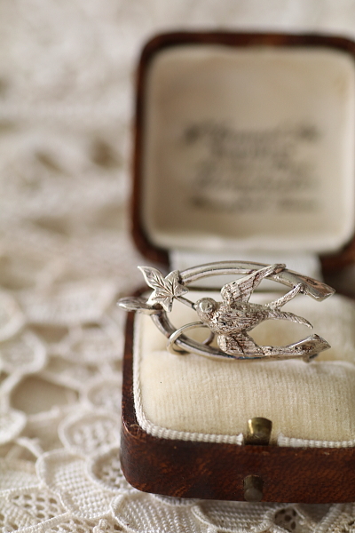 ウィッシュボーンとツバメ　スターリングシルバーブローチ　イギリス　アンティークストリュフ